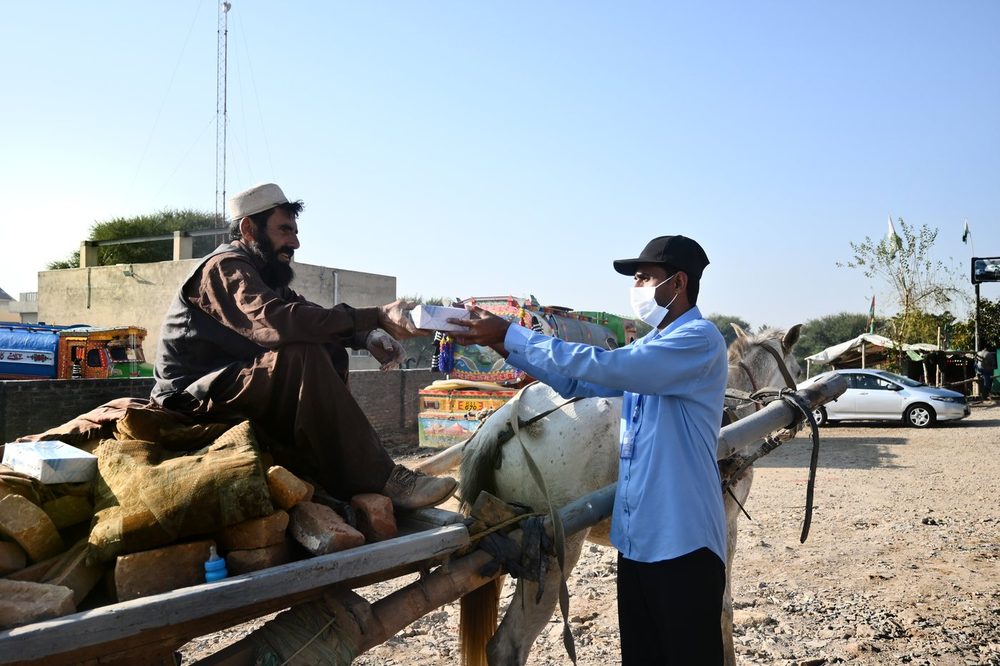 A labourer receiving a Mari Dastarkhwan meal