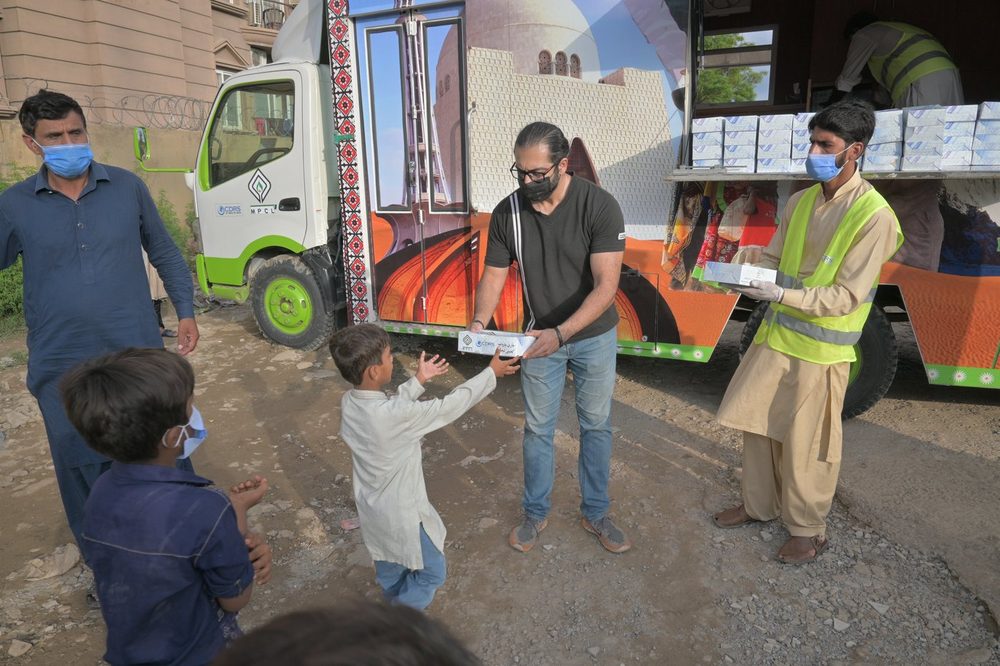 Meals handed out from the Mari Dastarkhwan truck