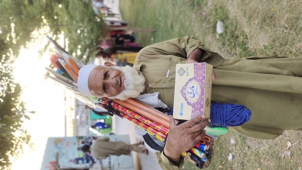 A street vendor receiving a Mari Dastarkhwan meal